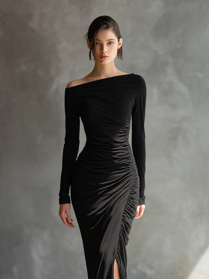 Vestido longo feminino preto elegante de malha, com ombro à mostra, franzido e fenda