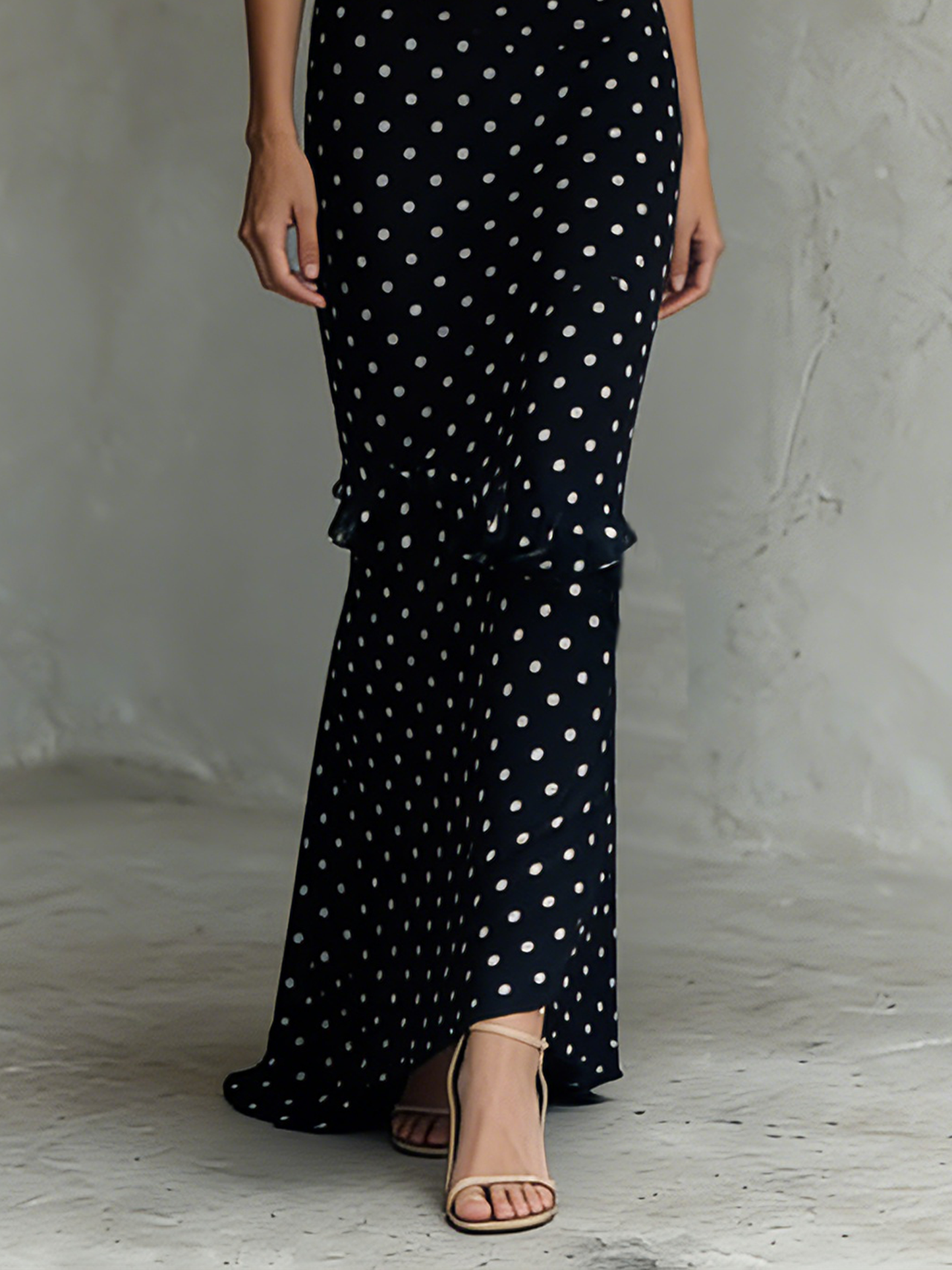 Vestido feminino longo minimalista de chiffon com poás, sem mangas e decote em V