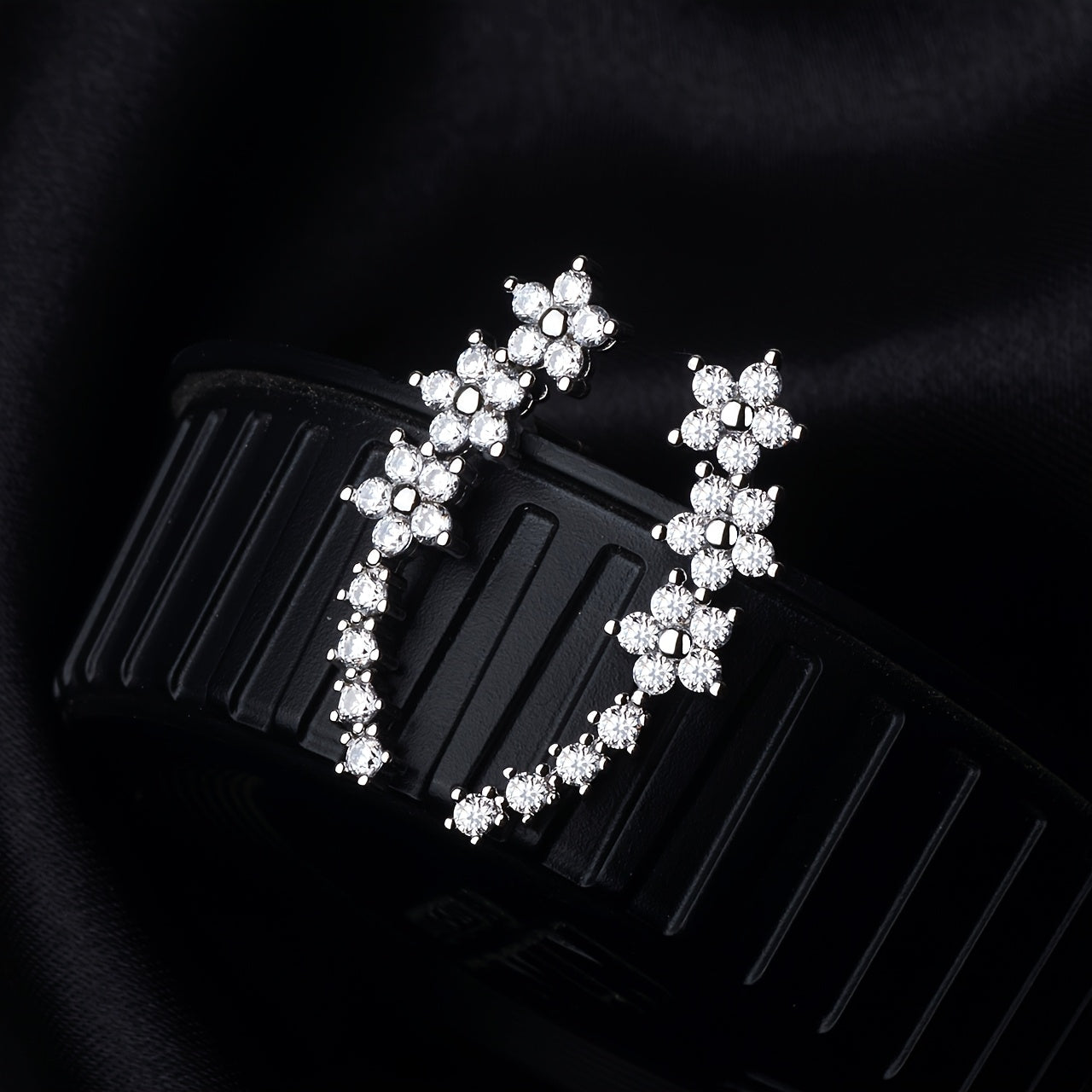 Pendientes dorados con flores y pedrería rhinestone