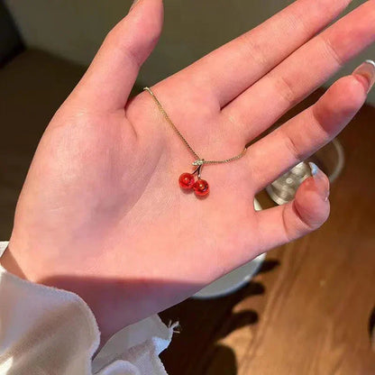 Cléora | Goldkette mit funkelnden Kirschanhängern