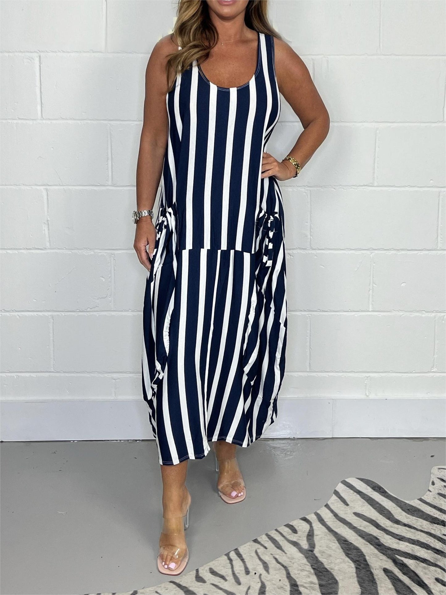 Vestido com Bolso e Gravata Oversize Listrada