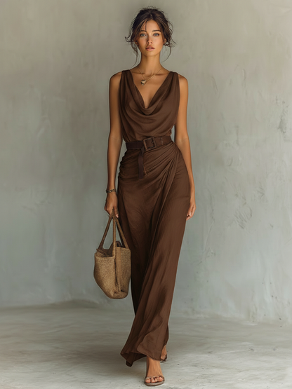Vestido feminino minimalista longo, sem mangas, com gola drapeada e faixa na cintura