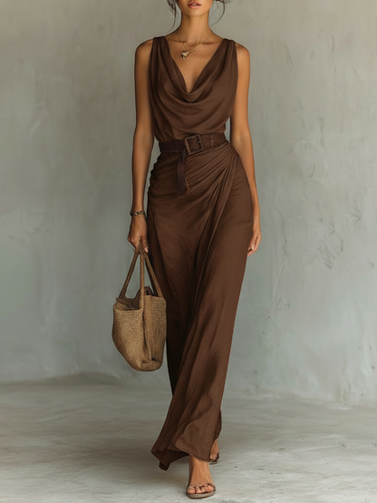 Vestido feminino minimalista longo, sem mangas, com gola drapeada e faixa na cintura