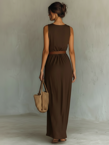 Vestido feminino minimalista longo, sem mangas, com gola drapeada e faixa na cintura