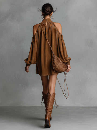 Vestido feminino soltinho de camurça sintética, com gola frente única semidecote, gola alta e mangas lanterna, comprimento curto
