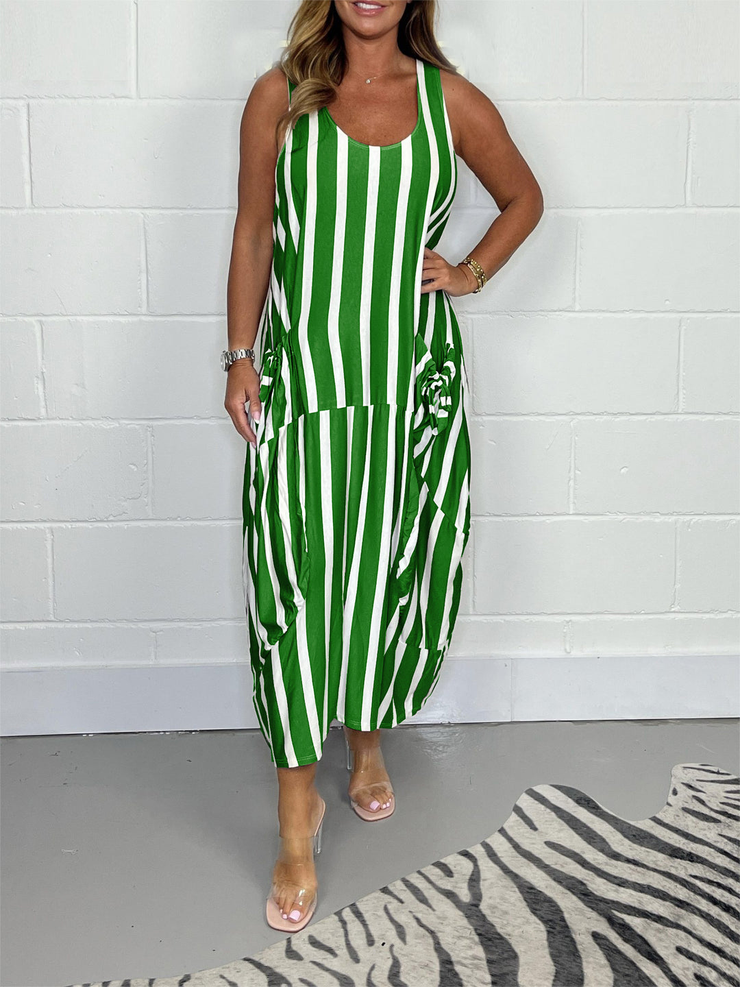 Vestido com Bolso e Gravata Oversize Listrada