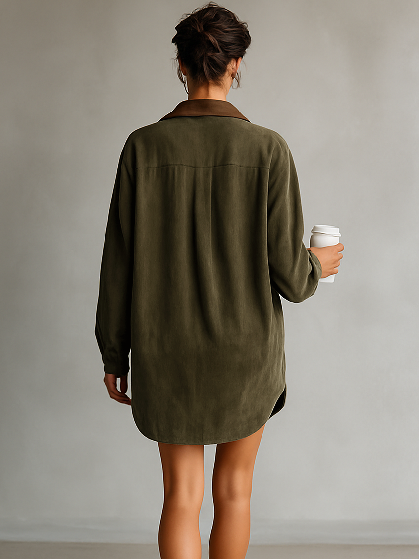 Einfaches, locker geschnittenes Damen-Minikleid aus Leder und Veloursleder mit Revers und Einsätzen