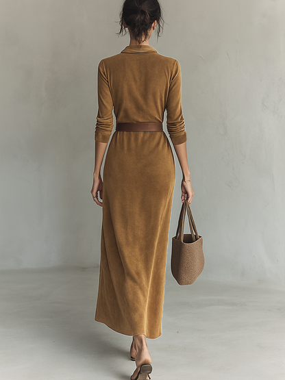 Damen-Maxikleid aus Wildleder mit einreihigem Revers und Gürtel