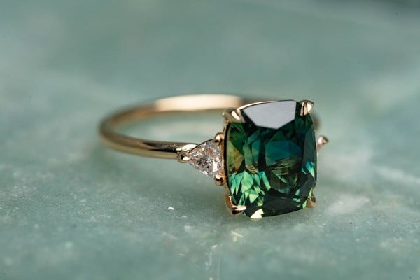 Anillo de piedra preciosa verde de inspiración vintage | Oro