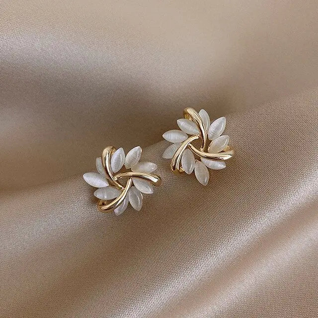 Pendientes elegantes de oro con ópalo