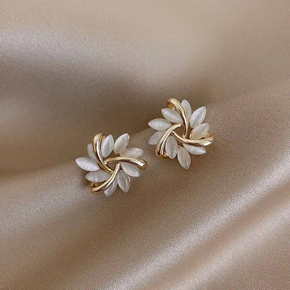 Pendientes elegantes de oro con ópalo