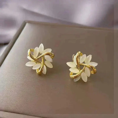 Pendientes elegantes de oro con ópalo