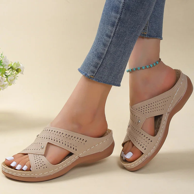 Bequeme orthopädische Damensandalen mit Perforation und gekreuzten Riemen