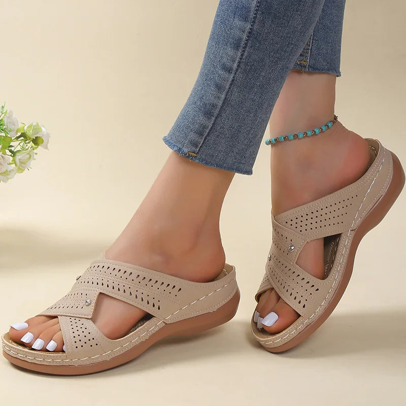 Bequeme orthopädische Damensandalen mit Perforation und gekreuzten Riemen