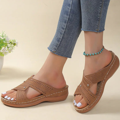 Bequeme orthopädische Damensandalen mit Perforation und gekreuzten Riemen
