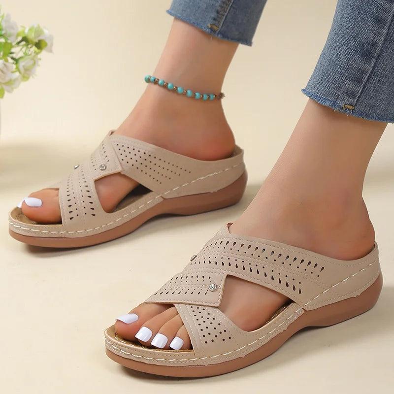 Bequeme orthopädische Damensandalen mit Perforation und gekreuzten Riemen