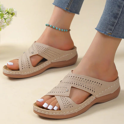 Bequeme orthopädische Damensandalen mit Perforation und gekreuzten Riemen