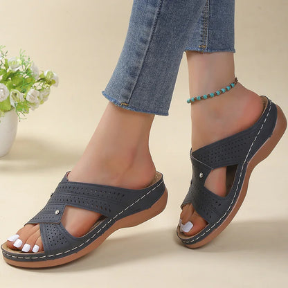 Bequeme orthopädische Damensandalen mit Perforation und gekreuzten Riemen