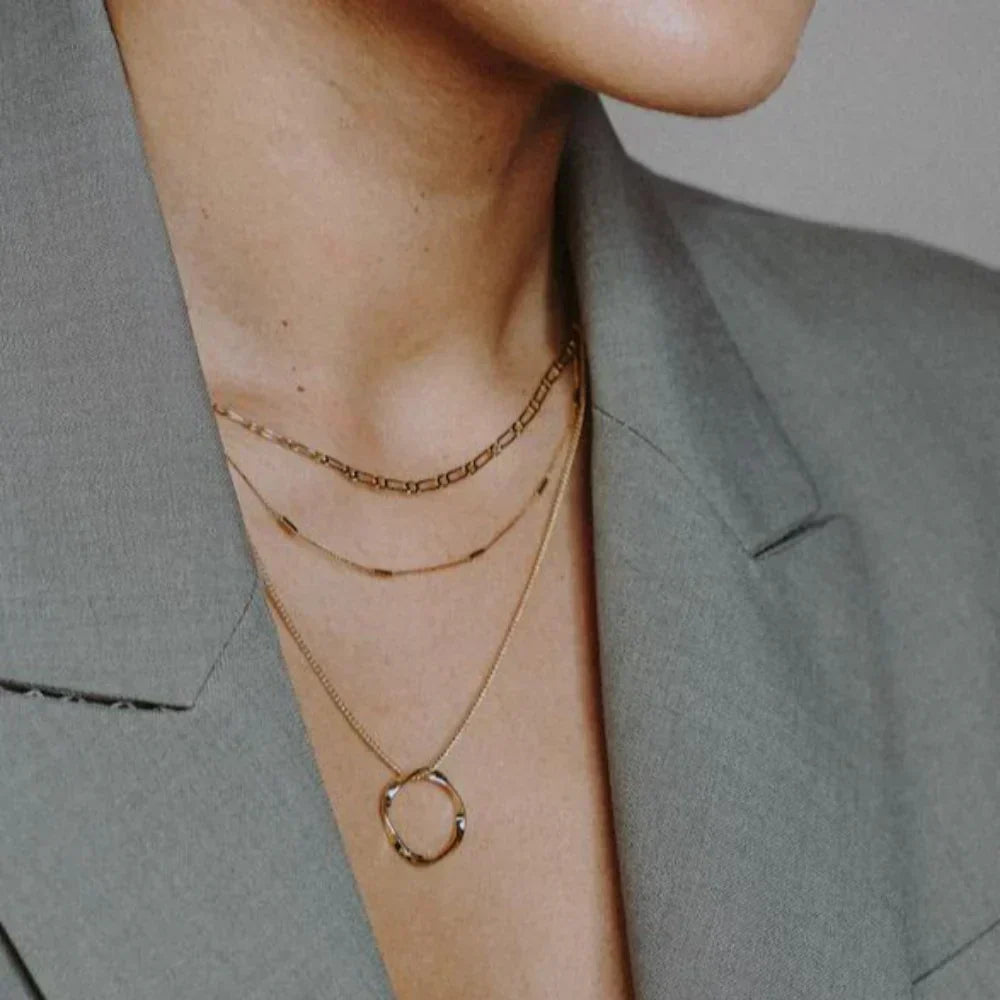 Collar de tres filas con círculos abiertos | Dorado