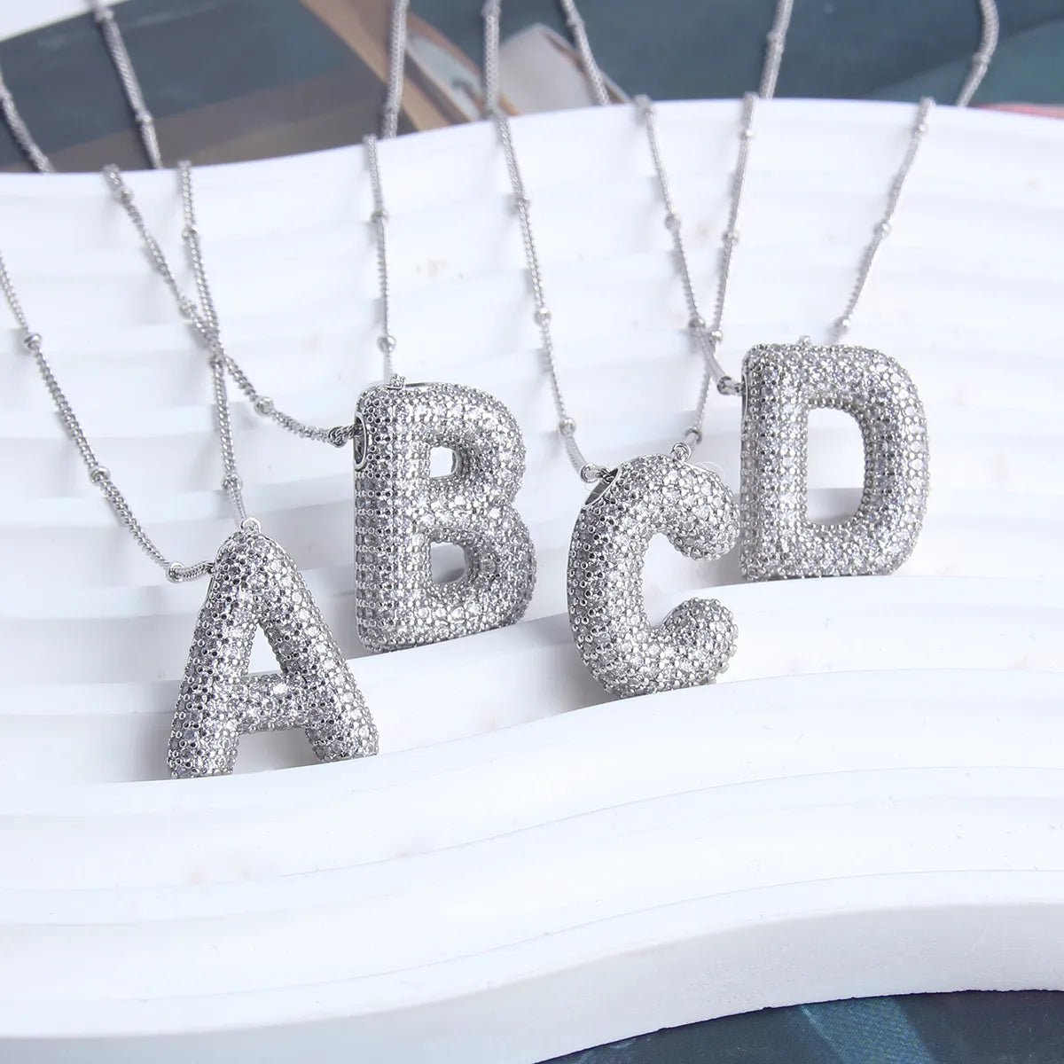 Juego de collares con iniciales de letras burbuja | Oro blanco