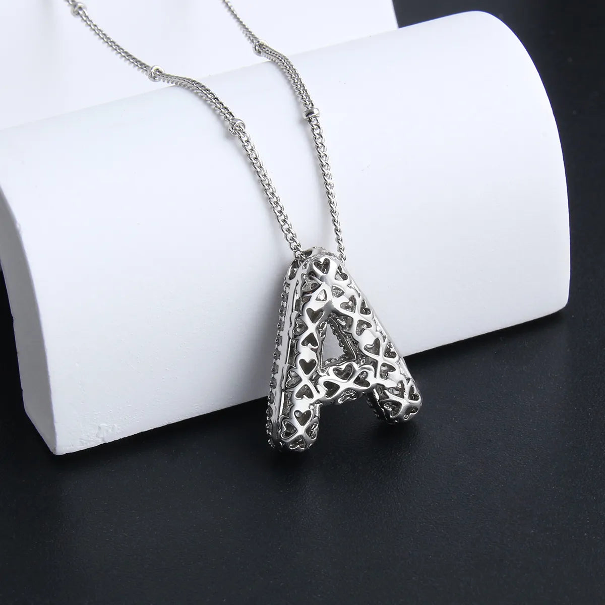 Juego de collares con iniciales de letras burbuja | Oro blanco