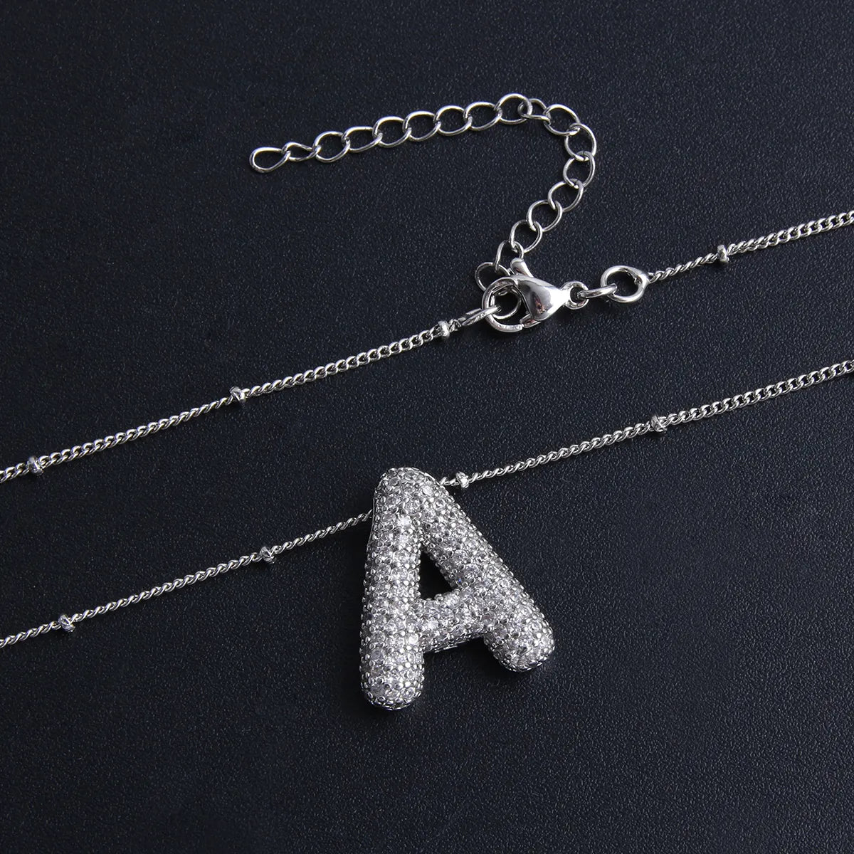 Juego de collares con iniciales de letras burbuja | Oro blanco