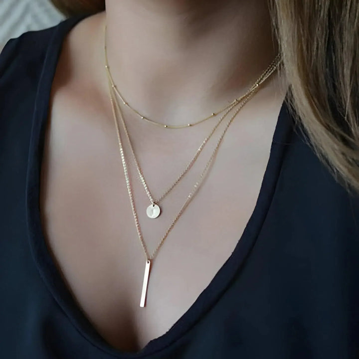 Zénévia | Colar Dourado com Design em Camadas