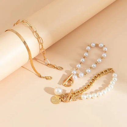 Conjunto chique de 4 pulseiras douradas – cobra, pérolas e elos | Dourado