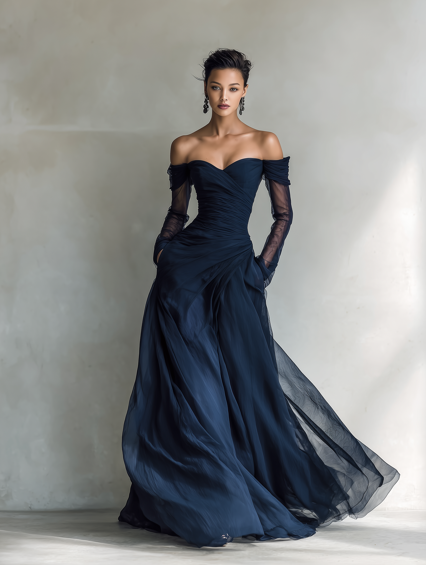 Elegant mørkeblå chiffon- og organzakjole til kvinder med bare skuldre, lange ærmer og figursyet maxilængde