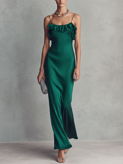 Vestido largo de satén elástico verde esmeralda para mujer, con cuello de volantes y tirantes finos.