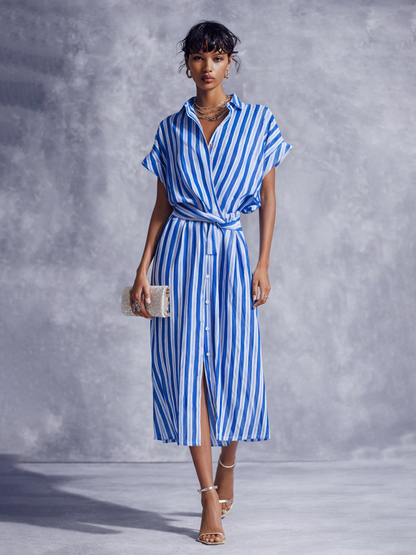 Damen-Wickelkleid in Midi-Länge aus Baumwollleinen mit blau-weißem Streifenmuster