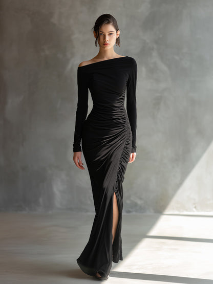 Vestido longo feminino preto elegante de malha, com ombro à mostra, franzido e fenda