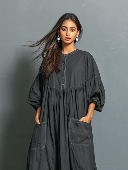 Lässiges langes Damenkleid in Dunkelgrau aus Webstoff mit Rundhalsausschnitt, halblangen Ärmeln und lockerer Passform