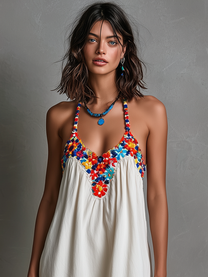 Vestido mini feminino minimalista e colorido com bordado e alças finas
