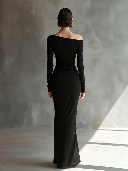 Vestido longo feminino preto elegante de malha, com ombro à mostra, franzido e fenda