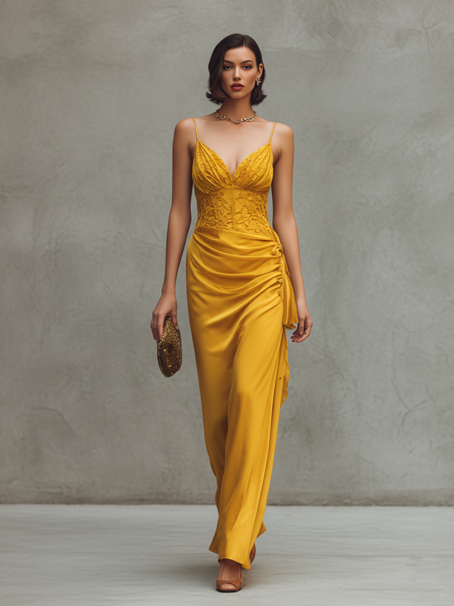 Vestido longo feminino amarelo de cetim elástico e renda, com alças finas