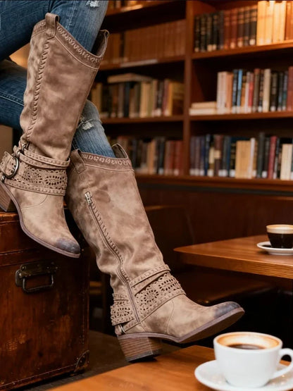 Edith | Damen-Stiefel zum Hineinschlüpfen mit runder Zehenpartie, kniehoch, mit Schnallenriemen und Reißverschluss