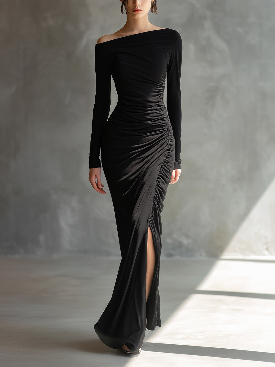 Vestido longo feminino preto elegante de malha, com ombro à mostra, franzido e fenda