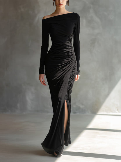 Vestido longo feminino preto elegante de malha, com ombro à mostra, franzido e fenda
