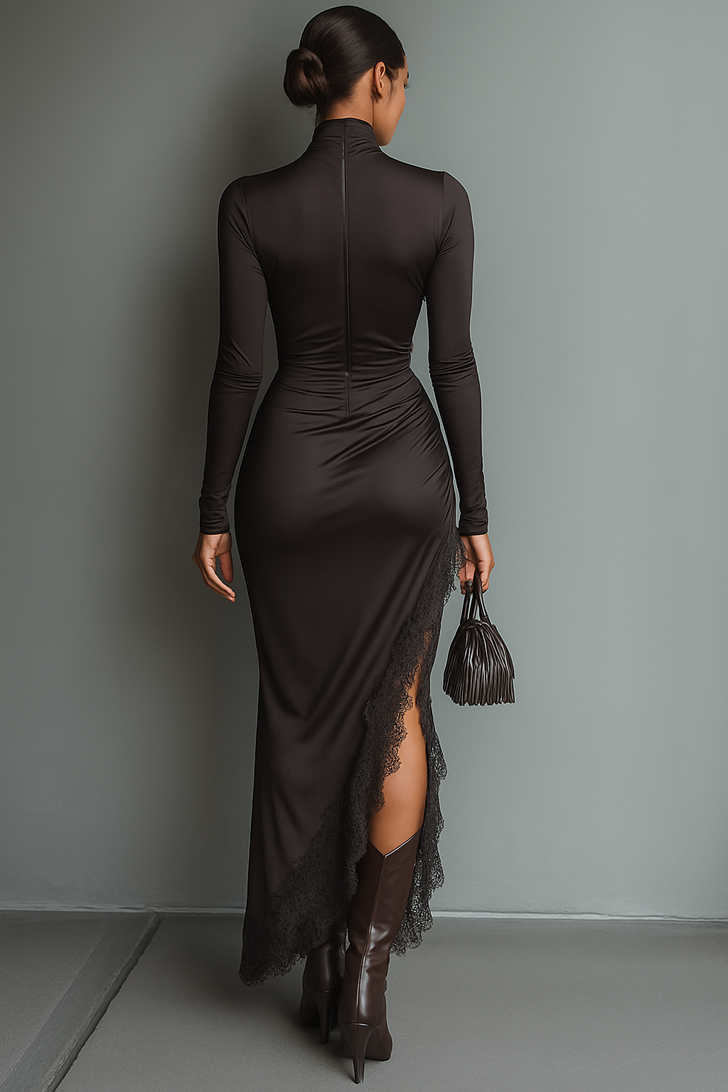 Vestido maxi feminino justo de cetim marrom-escuro, com renda e barra irregular
