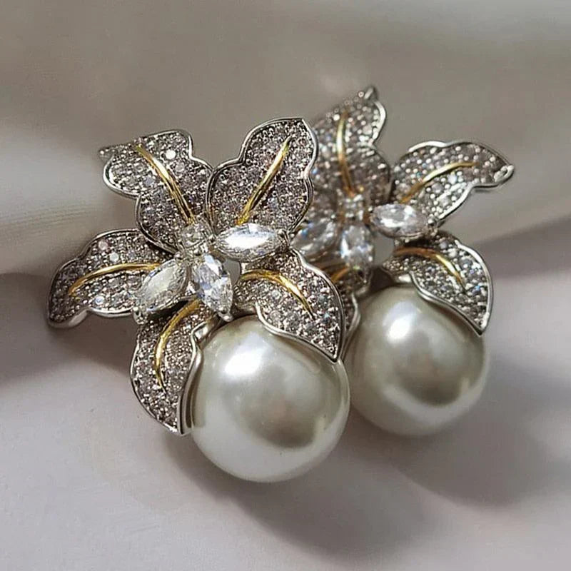 Exquisitos pendientes de perlas con forma de flor | Oro blanco