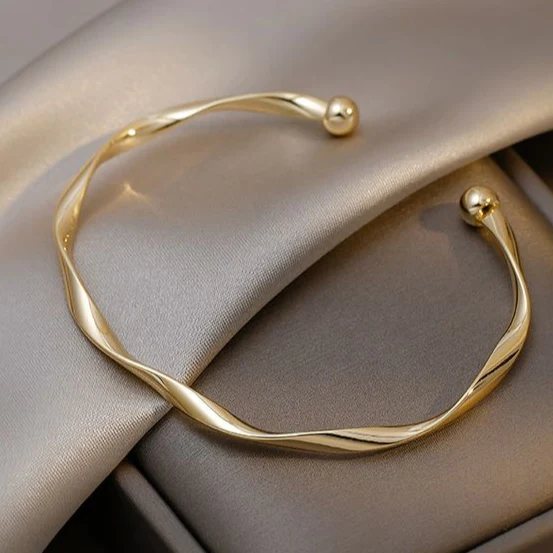 Elegantes poliertes Goldarmband