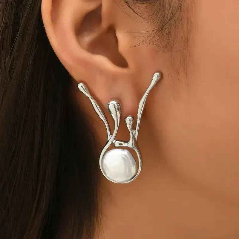Pendientes de perlas plateadas irregulares de estilo antiguo | Oro blanco