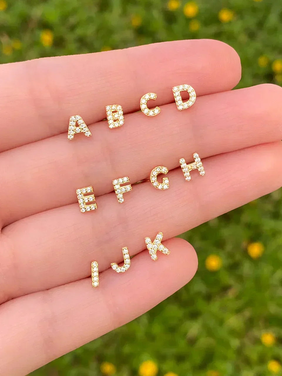 Mikhaela | Pendientes de letra en oro de 18k
