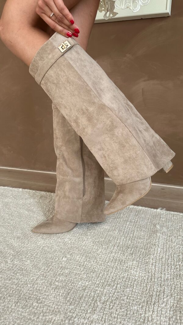 Botas altas para mujer hasta la rodilla con tacón grueso y ajuste elegante con hebilla en ante o cuero