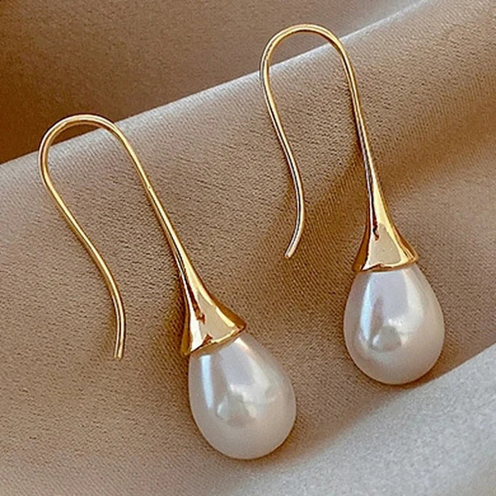Pendientes clásicos de perla colgante