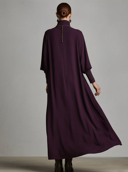 Vestido longo feminino elegante de malha de algodão com elastano, gola alta, drapeado, na cor ameixa, com bordado