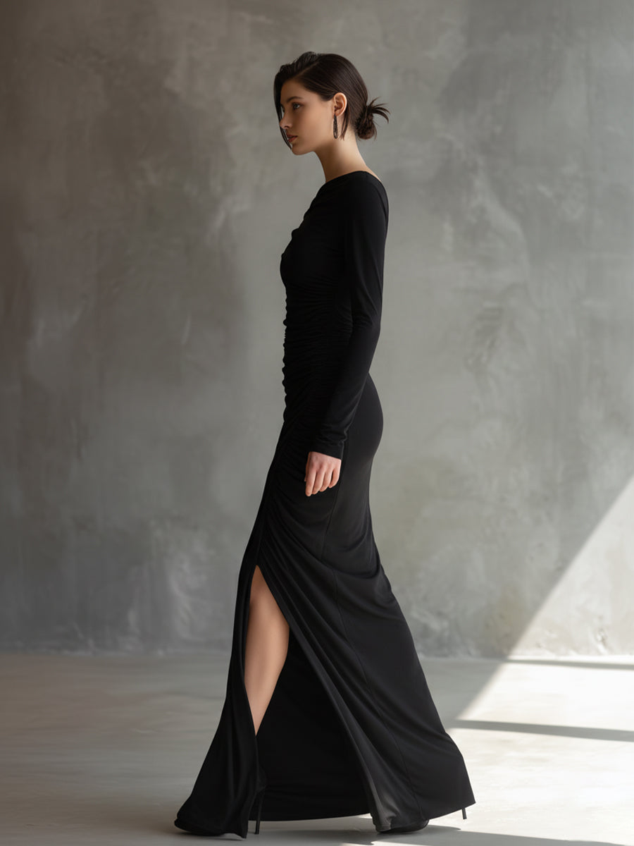 Vestido longo feminino preto elegante de malha, com ombro à mostra, franzido e fenda