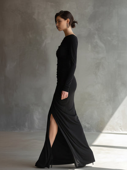 Vestido longo feminino preto elegante de malha, com ombro à mostra, franzido e fenda