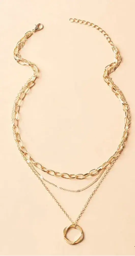 Colar elegante com corrente dourada em camadas e pingente